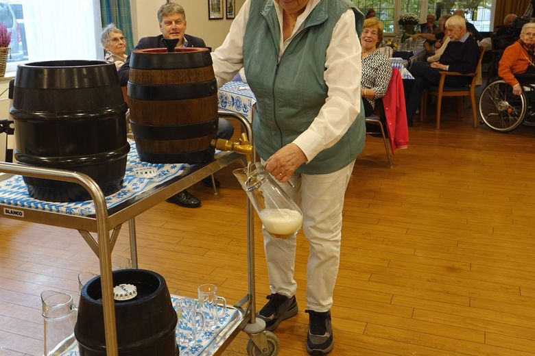 Frau Dr. Pees-Ulsmann beim Fassanstich